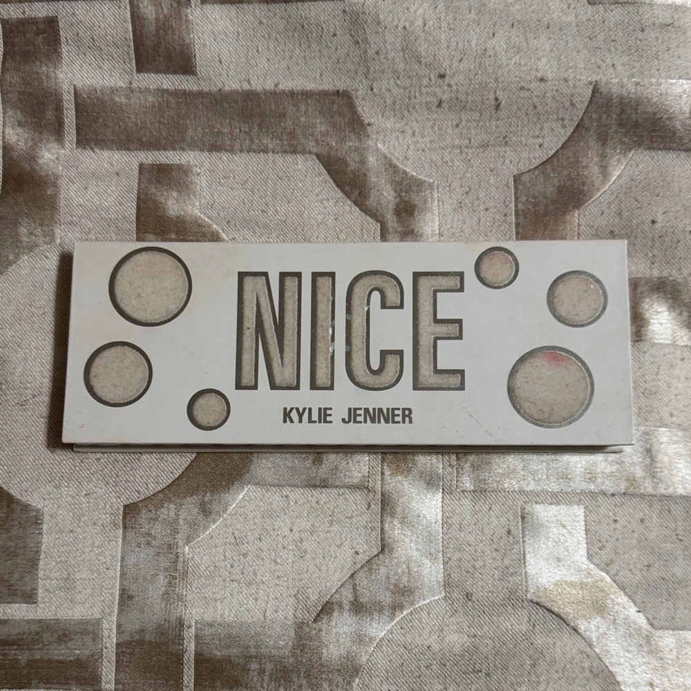 Kylie Jenner Nice Eyeshadow Palette - Neutral Tones